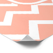 コーラルピンクとホワイトシェブロンとカスタムモノグラム。 ポスター (角)