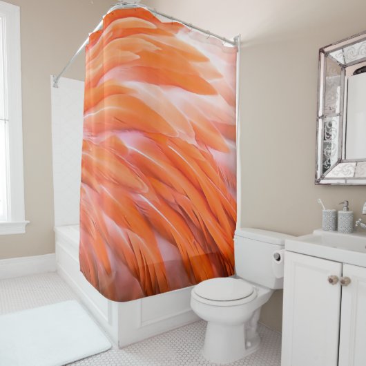 コーラルピンクのアーティスティックなフラインゴの羽のクローズアップ シャワーカーテン (インサイチュ)