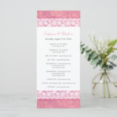 コーラルピンクのウェディングプログラムラックカードに白いレース プログラム (スタンド正面)