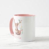 コーラルピンクのトナカイとクリスマスのフェスティバルライト マグカップ (正面左)