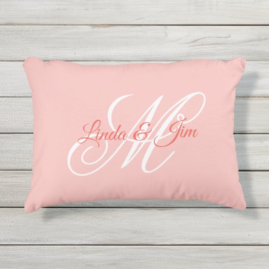 コーラルピンクのファンシーな結婚式のモノグラム アウトドアクッション (正面)