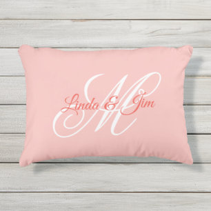 コーラルピンクのファンシーウェディングモノグラム アウトドアクッション