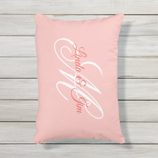 コーラルピンクのファンシーウェディングモノグラム アウトドアクッション (正面(縦))