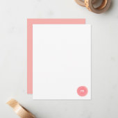 コーラルピンクのモノグラム丸型シール ノートカード (正面/裏面インサイチュ)