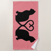 コーラルピンクのロマンチックな猫シルエットハート ビーチタオル (正面)