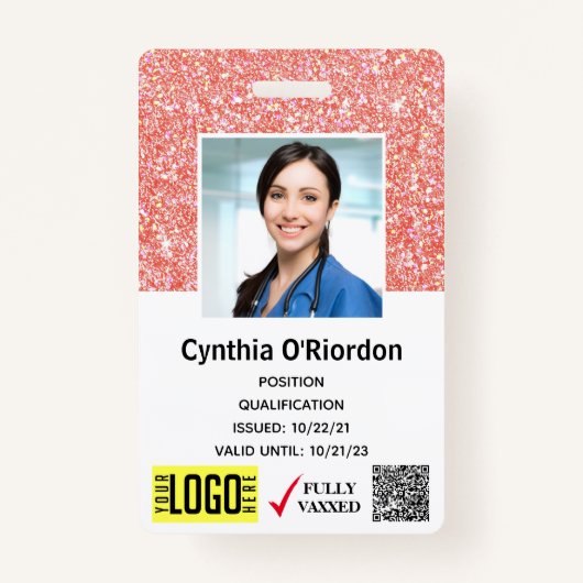 コーラルピンクグリッター技術者の写真ID QRバーコード バッジ (正面)
