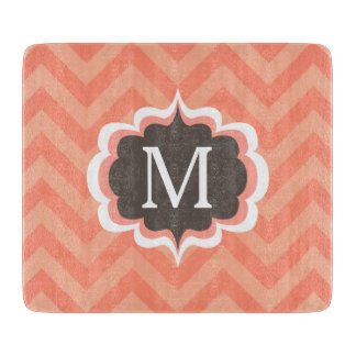 コーラルピンクシェブロンパターンカスタムモノグラム カッティングボード