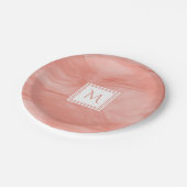 コーラルピンクシンプルク細大理石モノグラモダンム ペーパープレート (アングル)