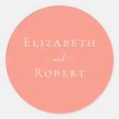 コーラルピンクシンプル色のミニマリストのカップル名結婚の数 ラウンドシール (正面)