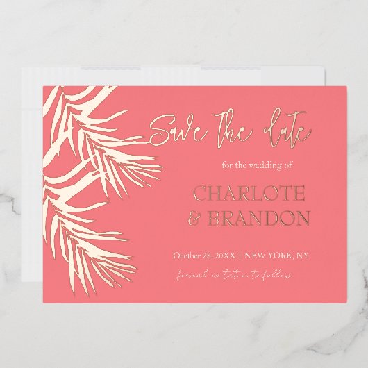 コーラルピンク葉のパームの結婚式の日付を保存 箔招待状 (封筒)