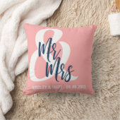 コーラルピンク&ネービーブルー | Mr. & Mrs.名前をカスタムする クッション (ブランケット)