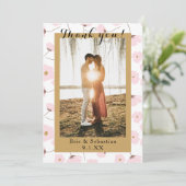 コーラルピンク&金ゴールドフローラ写真結婚の皆様に感謝 招待状 (スタンド正面)