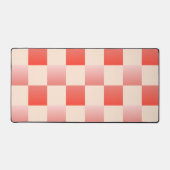 コーラルピーチグラディエント市松模様に デスクマット (正面)