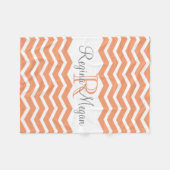 コーラルピーチグレーモノグラム名キープサケシェブロン フリースブランケット (正面(横))