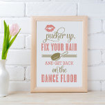 コーラルプッカーを上げ、あなたのヘアレディーストイレを修正 ポスター<br><div class="desc">"Pucker Up,  Fix Your Hair and Get Back on the Dance Floor"ヴィンテージスタイルのポスターのサイン結婚は、女性のバスルームに表示する。口紅プリントとヘアブラシのアクセント。白い背景にコーラルピンクとアンティーク金ゴールドの配色。</div>