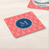 コーラルホワイトいかりパターン、ネイビーブルーモノグラム スクエアペーパーコースター (アングル)