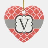 コーラルホワイトモノグラムレターVクローバー セラミックオーナメント (裏面)