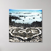 コーラルラブハートハワイブラックサンドビーチ写真 キャンバスプリント (正面)