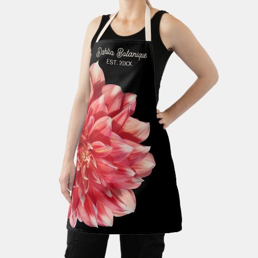 コーラルレッドかわいらしダリア店舗名日付オンブラック エプロン (インサイチュ)