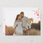 コーラルレッドの花のグラフィックコンフェッティペタル ウェディング 招待状 (裏面)