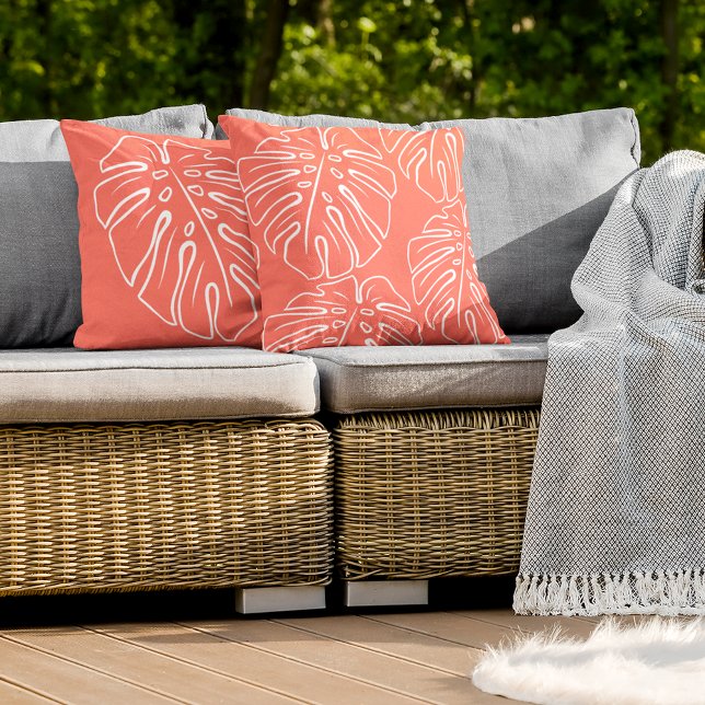 コーラルレッドオレンジに白い熱帯性の葉のモチーフ アウトドアクッション (クリエイターアップロード済み)