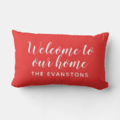 コーラルレッドモダンウェルカムホームカスタム姓 ランバークッション (裏面)