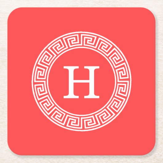 コーラルレッドWhtギリシャ鍵Rndフレームイニシャルモノグラム スクエアペーパーコースター (正面)