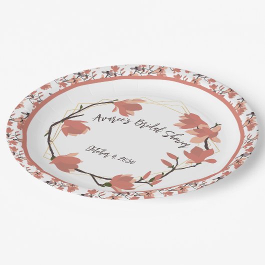 コーラル色のマグノリアの花が咲き誇るブライダルシャワー ペーパープレート (アングル)