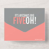 コーラル・グレイ 50歳誕生日 FIVEOH! パーティーの写真です オールインワン招待状 (裏面)