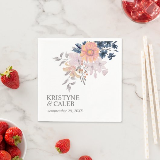 コーラル&ネイビーフラワーシックパーソナライズされた結婚ズ スタンダードカクテルナプキン (インサイチュ)
