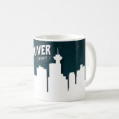 コールハーバーの夜間バンクーバースカイライン コーヒーマグカップ (正面右)