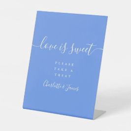 コーンフラワーブルーのエレガントなスクリプト Love Is Sweet Favor 台座サイン