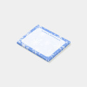 コーンフラワーブルーの冬の雪片モノグラム ポストイット (アングル)