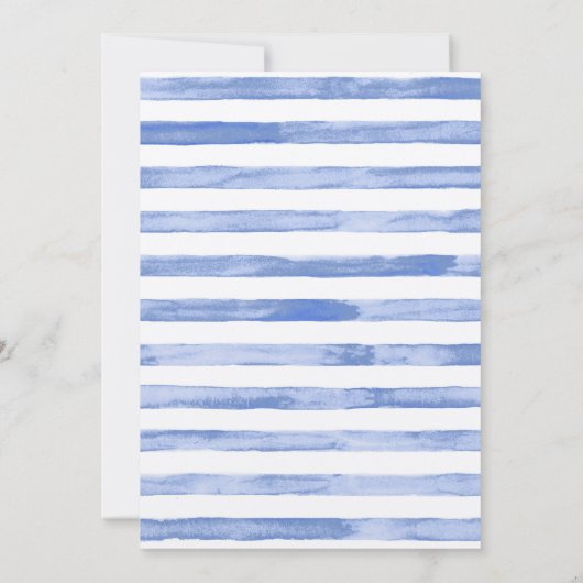 コーンフラワーブルーの水彩ストライプとゴールドのレタリング 招待状 (裏面)