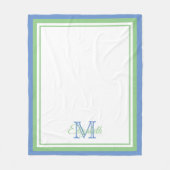 コーンフラワー名門私立校風のブルーとセージ緑モノグラム フリースブランケット (正面)