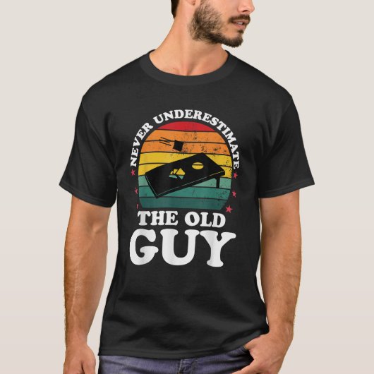 コーンホールが好きな陽気な男性たちへ Tシャツ (正面)