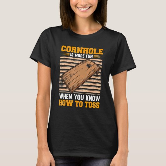 コーンホールはおもしろいとき、豆のバッグを投げる方法を知っている Tシャツ (正面)