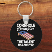 コーンホールチャンピオンアメリカンフラッグボードコーナおもしろいー キーホルダー (正面)