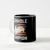 コーンホールチャンピオンアメリカ国旗7月4日 ツートーンマグカップ (正面左)
