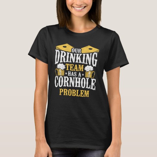コーンホールチーム豆バッグ選手チャンピビール私たちの飲み物 Tシャツ (正面)