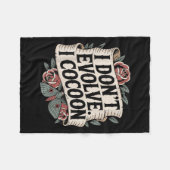 ゴシッおもしろいク引用文I Do Evolve I Cocoon Sarcast フリースブランケット (正面(横))