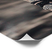 ゴシックの女の子は古い橋の前でポーズ ポスター (コーナー)