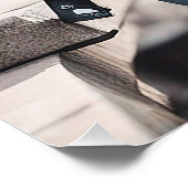 ゴシックの少女が線路でポーズを取る ポスター (コーナー)