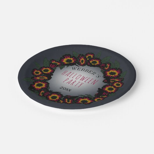 ゴシックの暗い花柄およびこうもりのリース ペーパープレート (アングル)