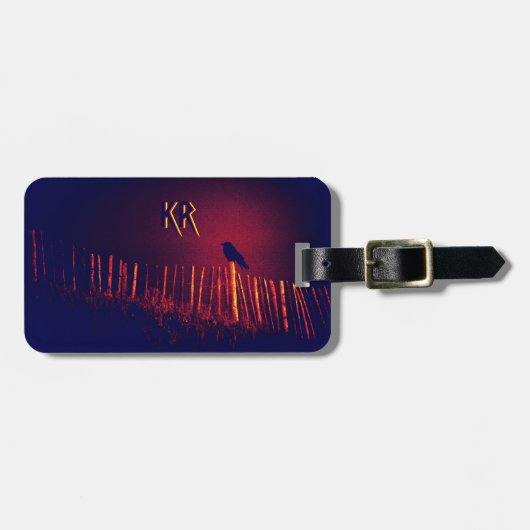 ゴシックは真夜中の空の下でレイヴンを回し、モノグラム ラゲッジタグ (正面横)