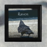 ゴシッククロウグレーブラックカスタマイズ可能な形見 ギフトボックス<br><div class="desc">ゴシッククロウを使用したドラマチックなゴシック様式の灰色と黒い木造の記念インスパイア箱は、アスファルトの上の都市カラスの写真によって作られた。黒い鳥、カラス、カラスは知性がある鳥であり、これは灰色、黒頭が切れる色、トープ色の色合いの洗練されたゴシックデザインである。冒険心で恐ろしい冒険に備えている。名前、イニシャル、または文字でパーソナライズJLW_PHOTOGRAPHYによるオリジナル鳥写真。</div>