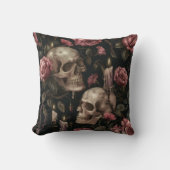 ゴシックスカルとバラ – ダークロマンチック クッション (正面)