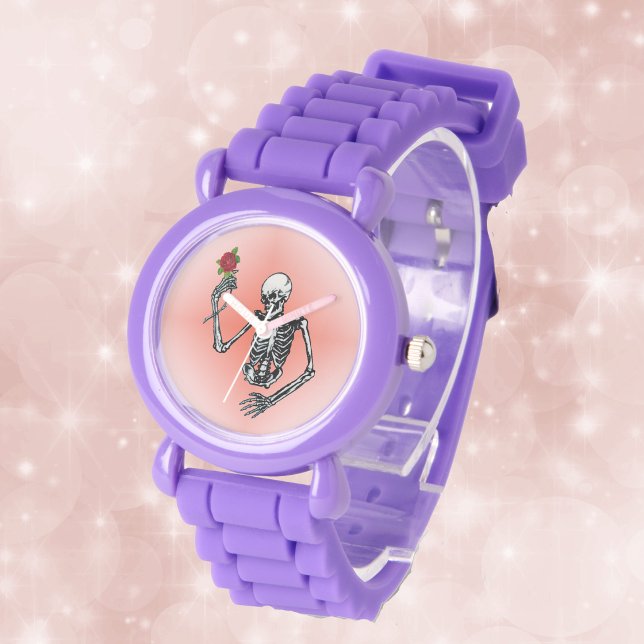 ゴシックスケルトンの一輪の赤いバラ 腕時計 (Skeleton holding up a single red rose on red fading to pink background on wrist watch.)
