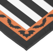 ゴシックストライプオレンジこうもり縁どハロウィーンデコール テーブルクロス (アングル)