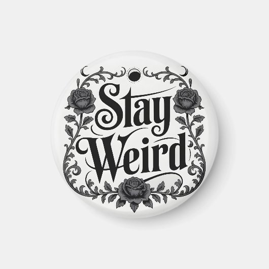 ゴシックタイポグラフィ グラフィック "Stay Weird" マグネット (正面)